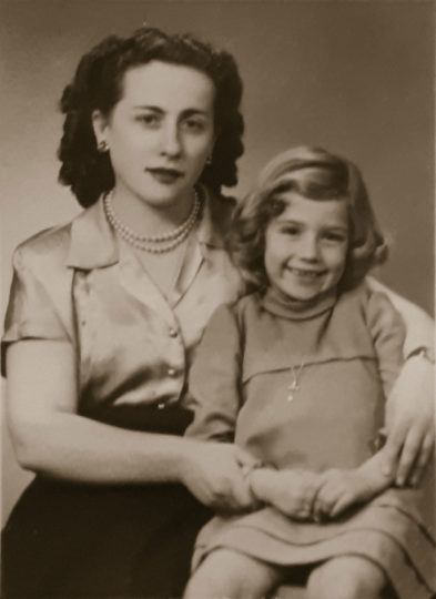 Με την μητέρα της