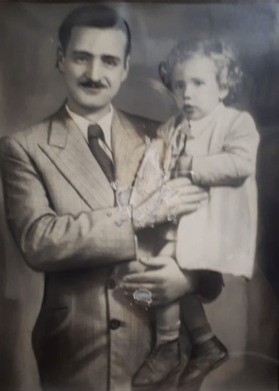 Με τον πατέρα της