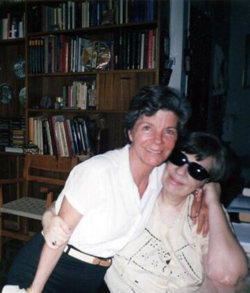 Η Ελένη Λαδιά με την συγγραφέα Τιτίνα Δενέλλη